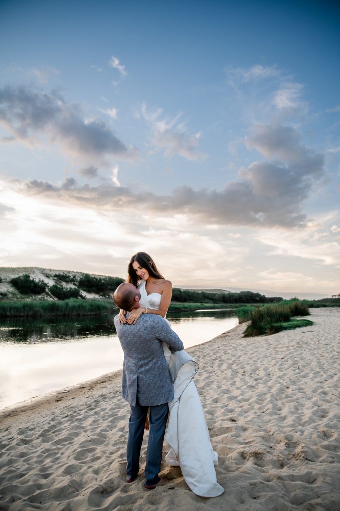 couple mariés lumière naturelle forêt des Landes courant d'Huchet