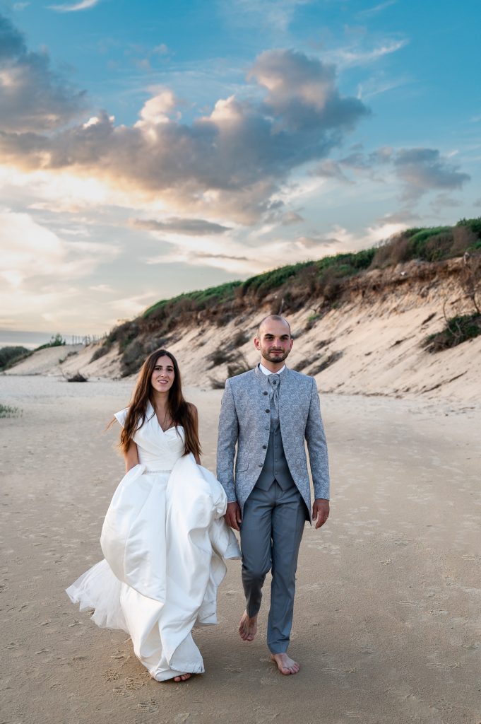 photo artistique couple mariés dans la nature Moliets Landes day after