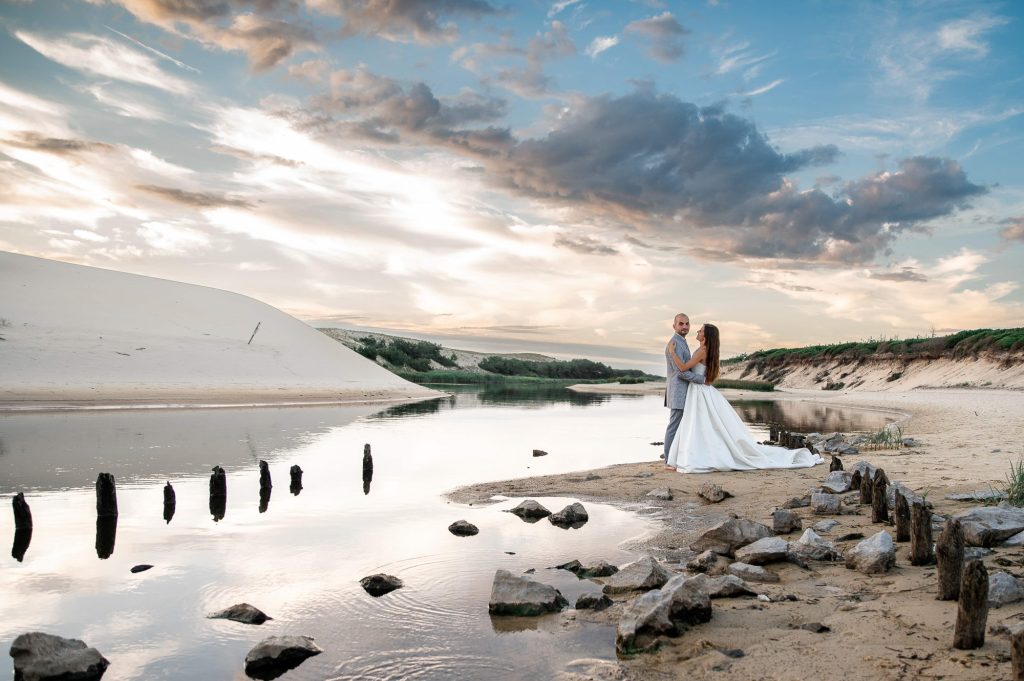 couple amoureux séance photo au courant d'Huchet Moliets Landes