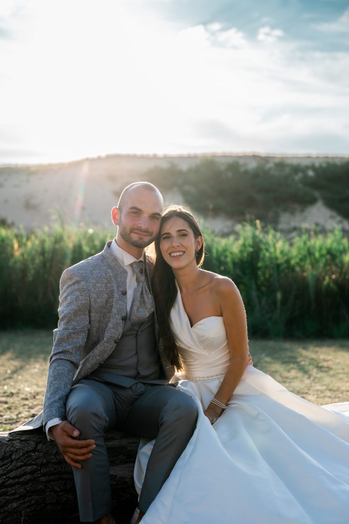 couple mariés marche main dans la main nature Moliets Landes day after