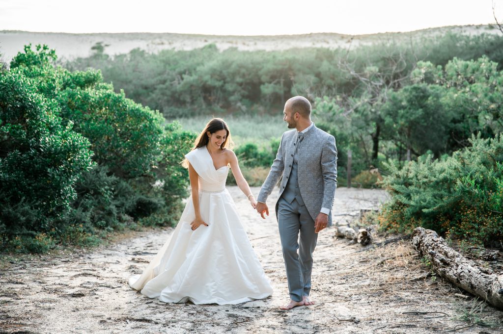 couple mariés moment complice au bord de l'eau Moliets photographe mariage Landes