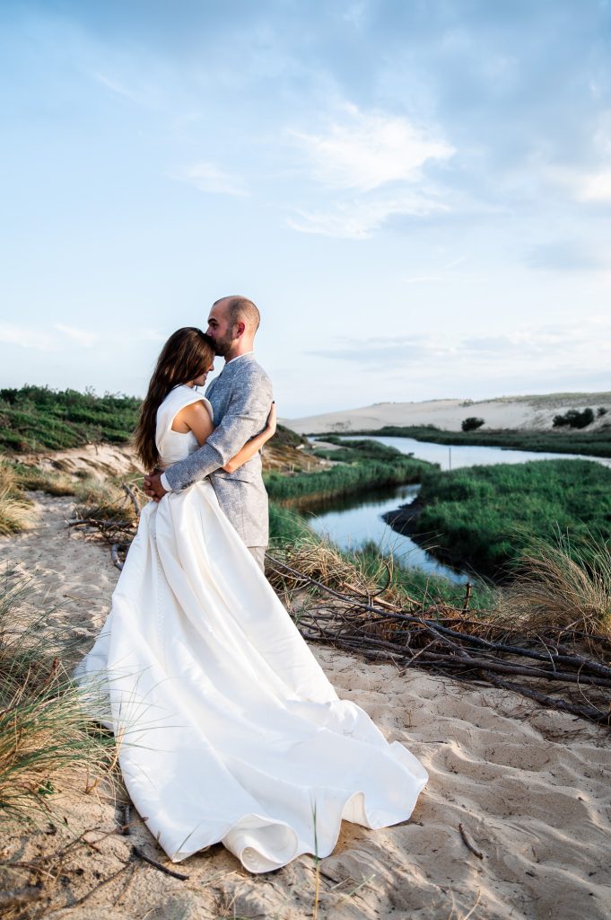 mariés enlacés nature sauvage courant d'Huchet Landes séance couple