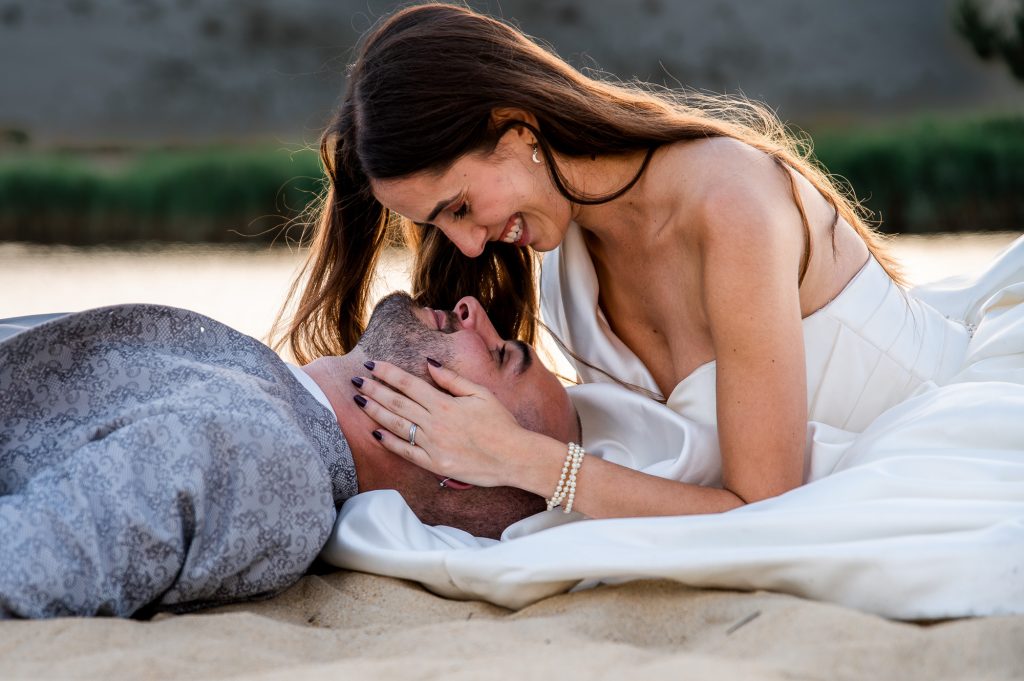 couple mariés lumière naturelle forêt des Landes courant d'Huchet