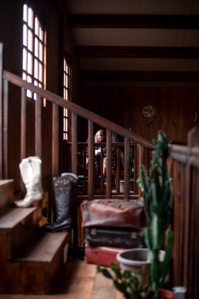 photographe mariage Landes ambiance western cabane bois préparation mariée