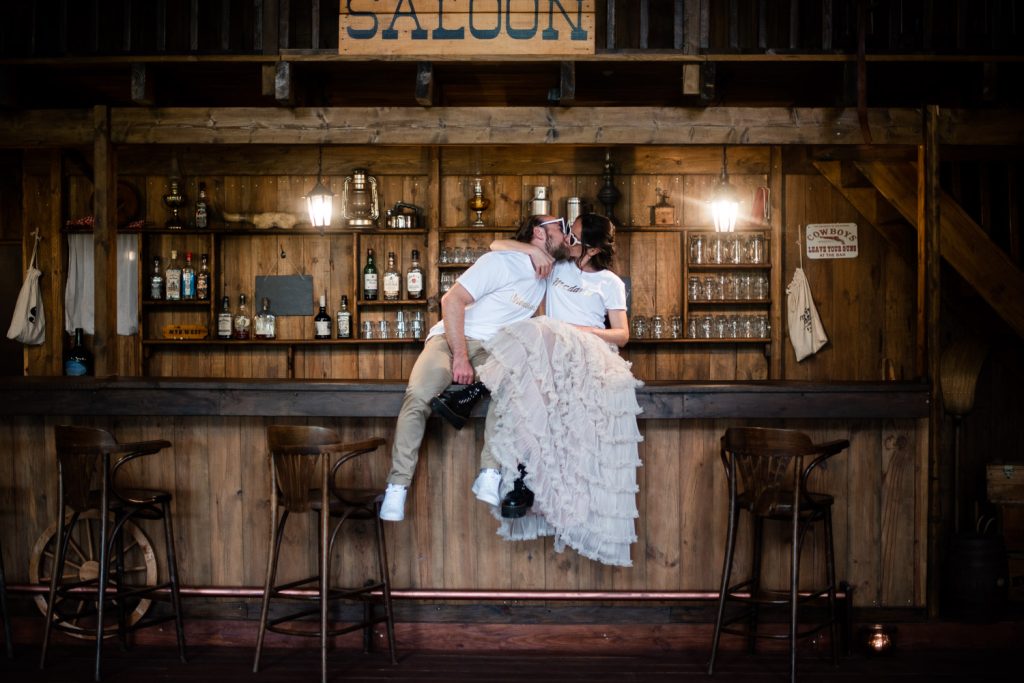 photo de couple chill lendemain de mariage ambiance western