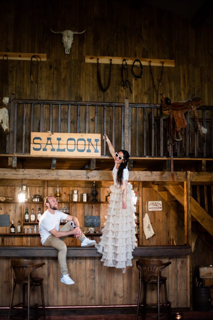 photo de couple chill lendemain de mariage ambiance western