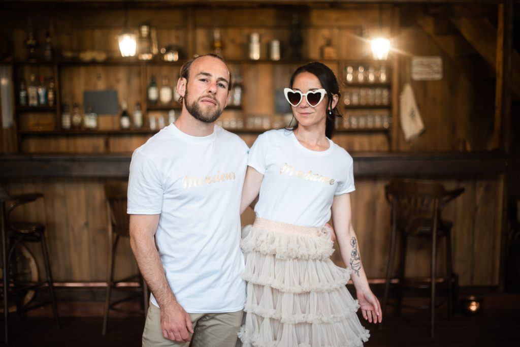 photo de couple chill lendemain de mariage ambiance western