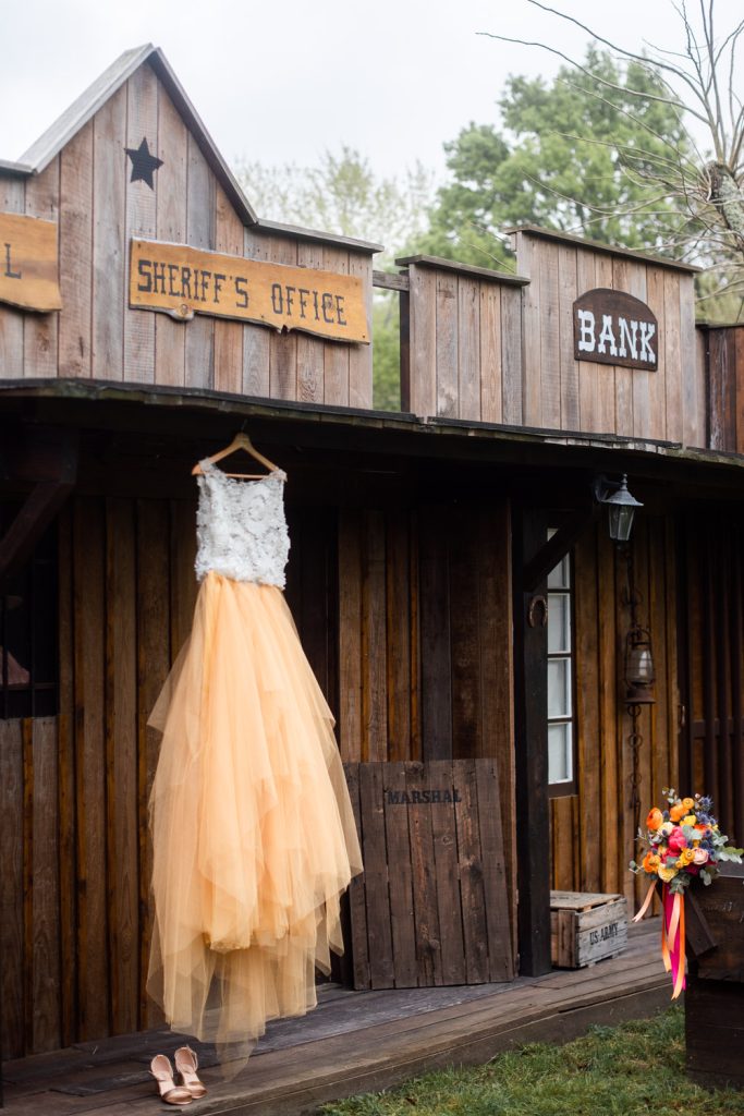 robe de mariée style western suspendue décor ranch photographe mariage Landes