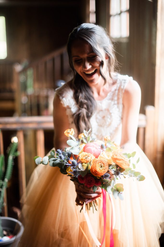 Portrait naturel de la mariée avec bouquet dans une lumière douce