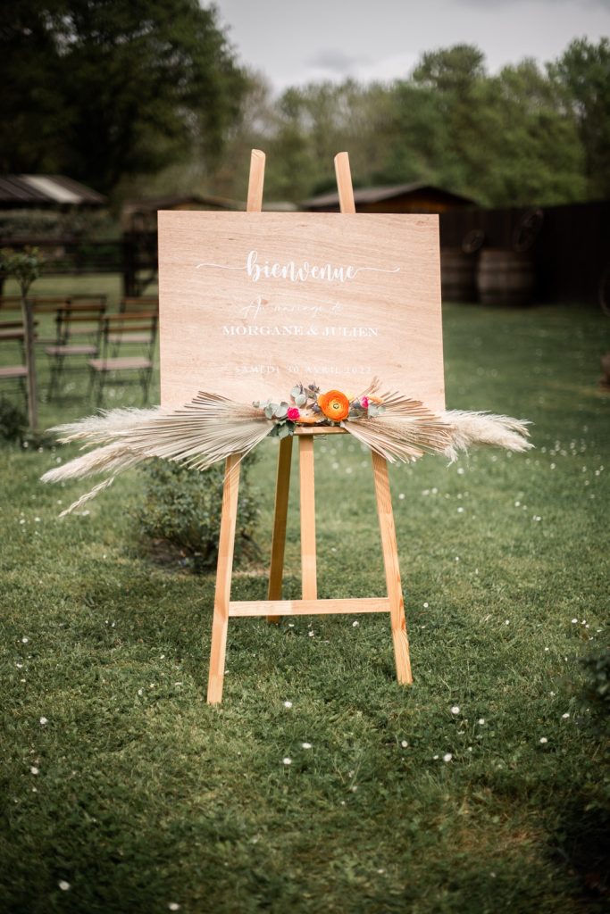 Panneau de bienvenue mariage Morgane et Julien en extérieur