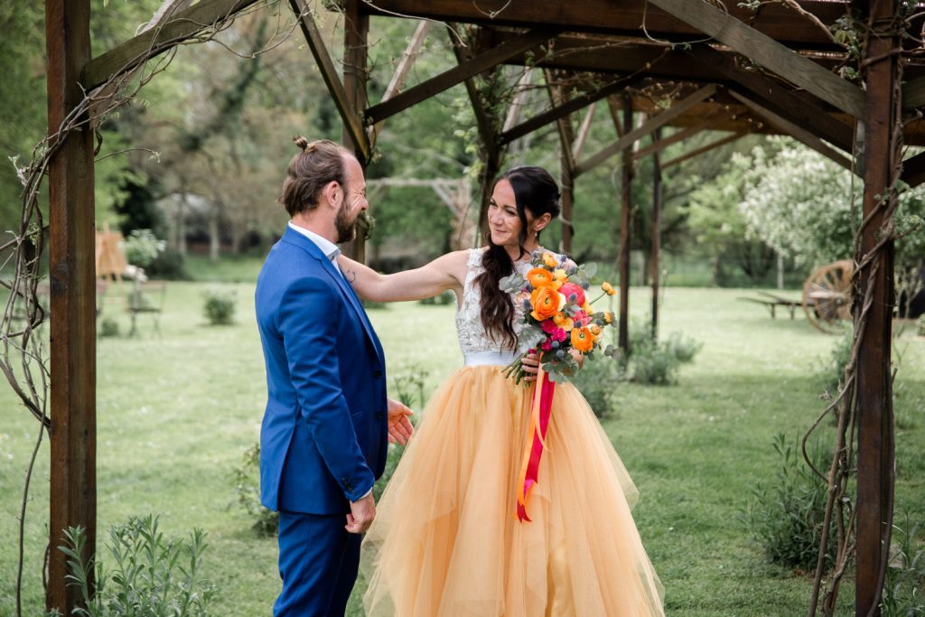 Moment d’émotion lors du first look entre les mariés dans un jardin champêtre des Landes