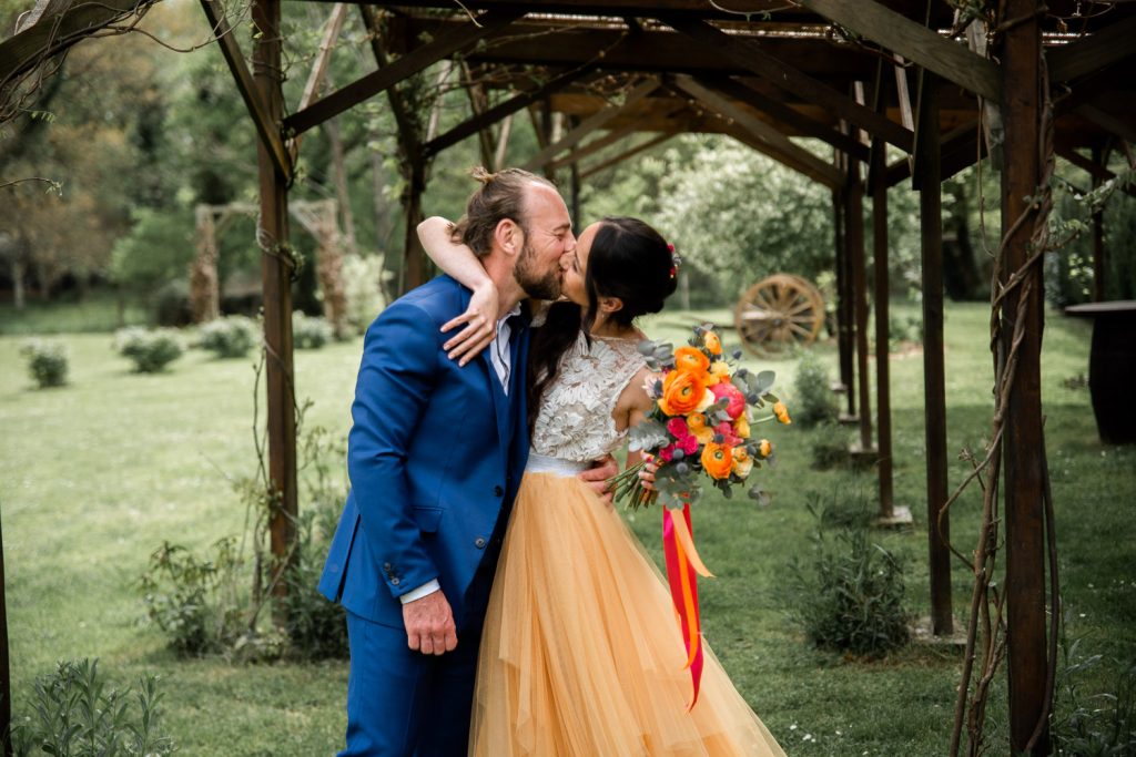 Couple de mariés souriant et se regardant avec tendresse lors d’un mariage champêtre