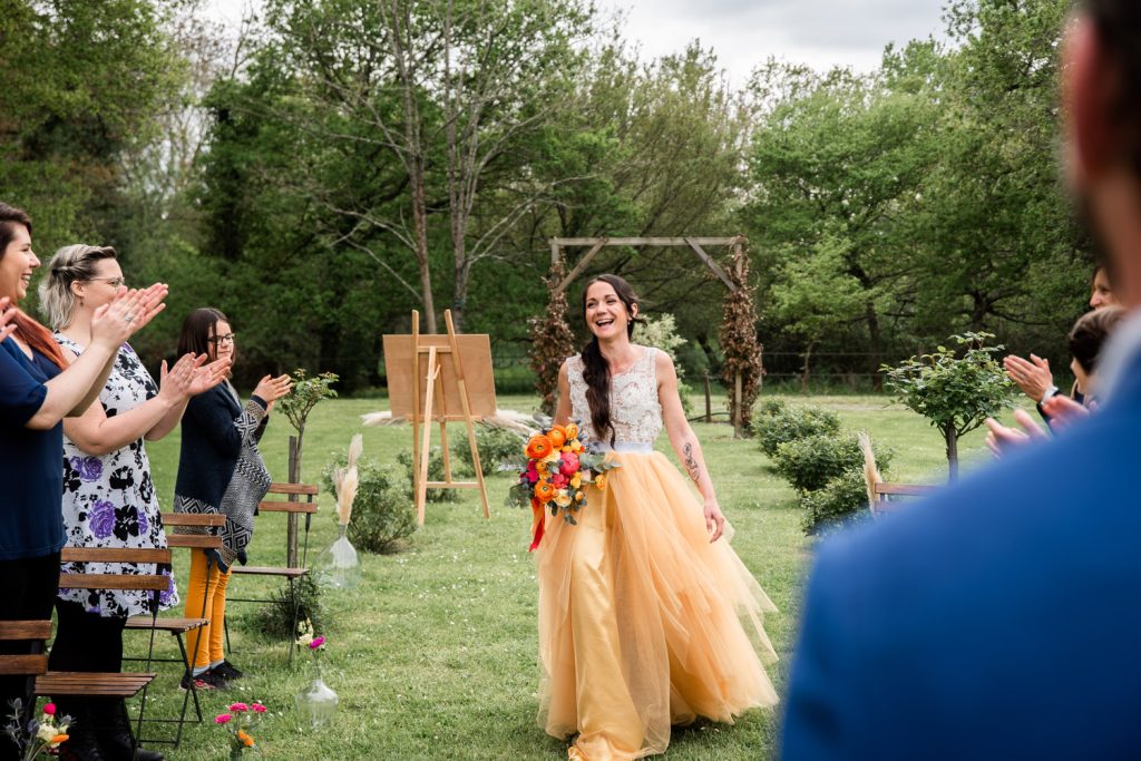 mariée remontant l'allée pour la cérémonie laïque