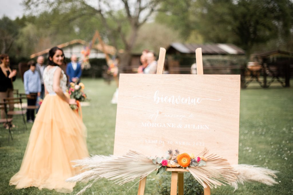détail panneau de bienvenue lors de la cérémonie laique