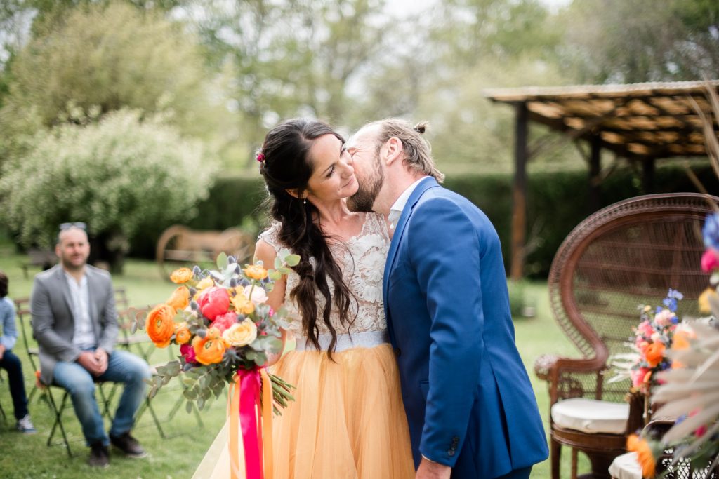 couple qui s'embrasse tendrement lors de la cérémonie laïque