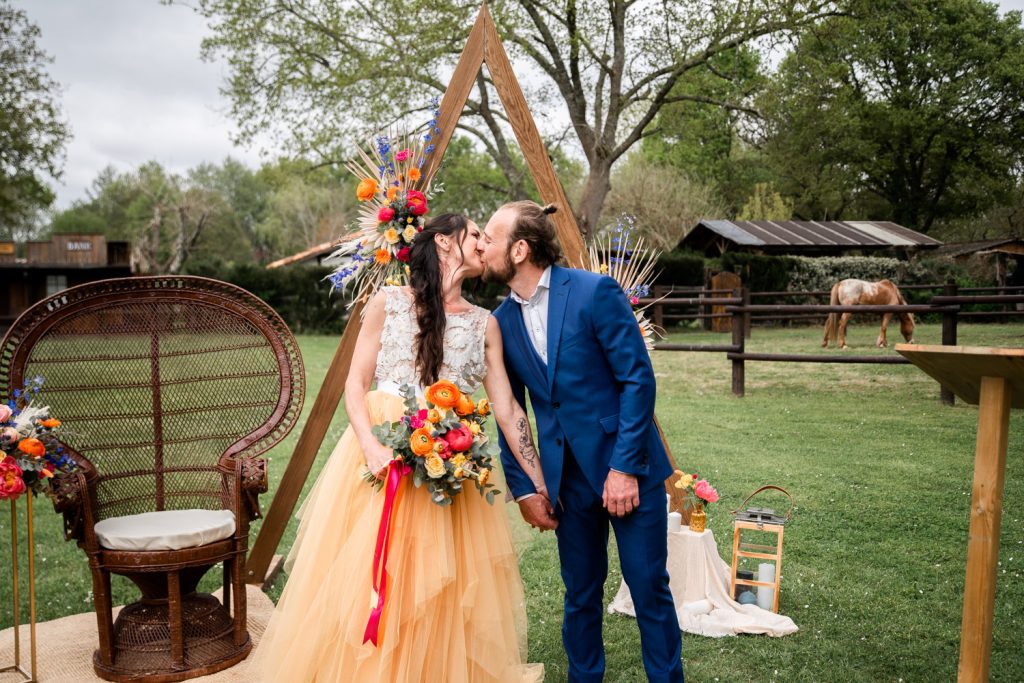 couple qui s'embrasse à la fin de la cérémonie laïque dans les Landes