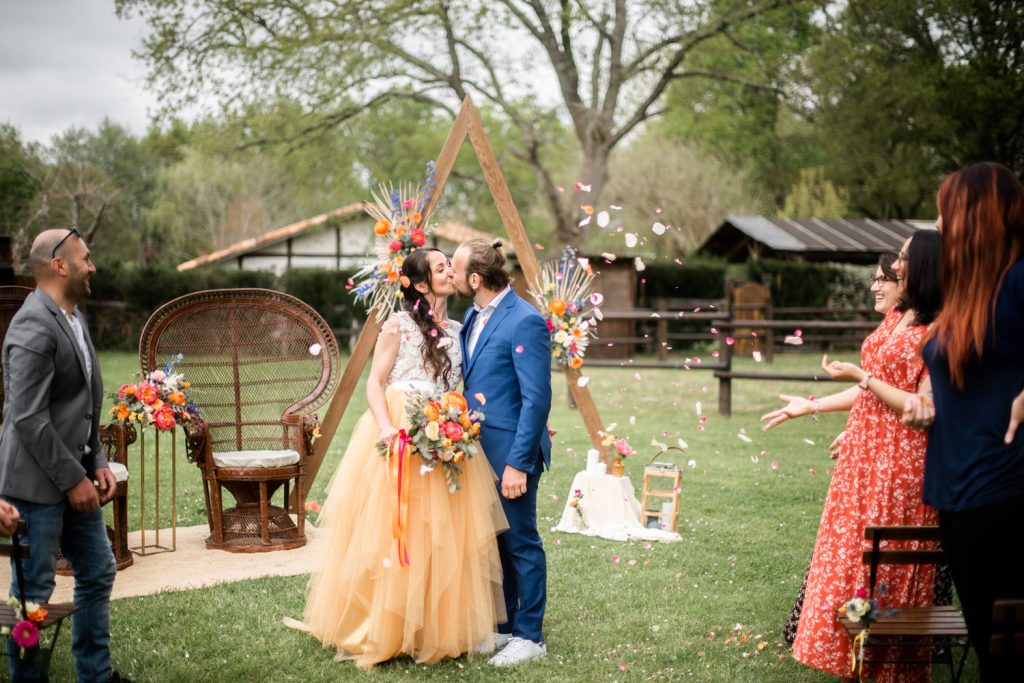 sortie de cérémonie avec confettis