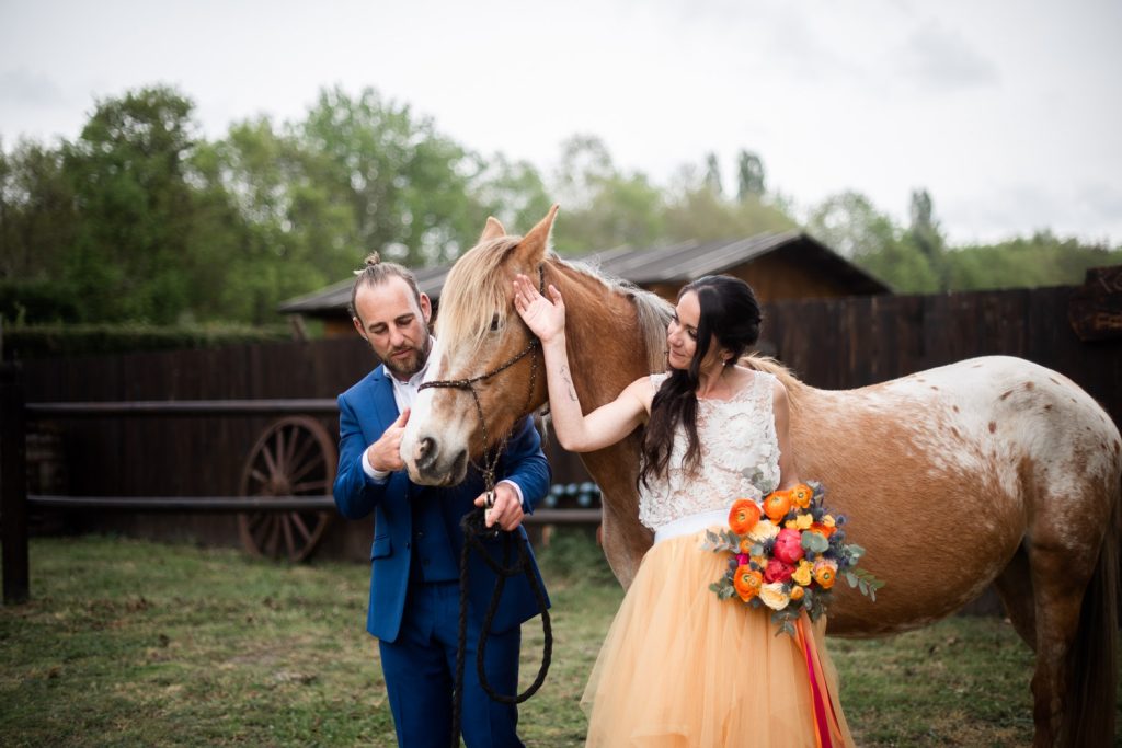 photo couple avec un cheval dans un ranch dans les landes