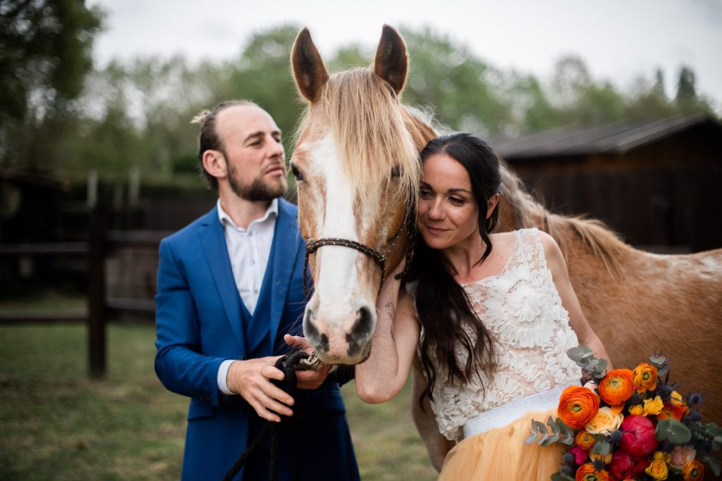 photo couple avec un cheval dans un ranch dans les landes