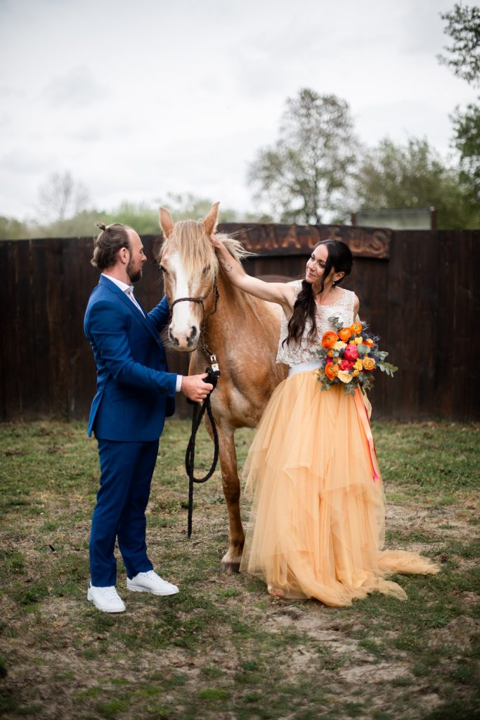 photo couple avec un cheval dans un ranch dans les landes