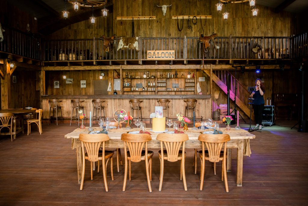 table décoré dans la salle du ranch amadeus dans les landes