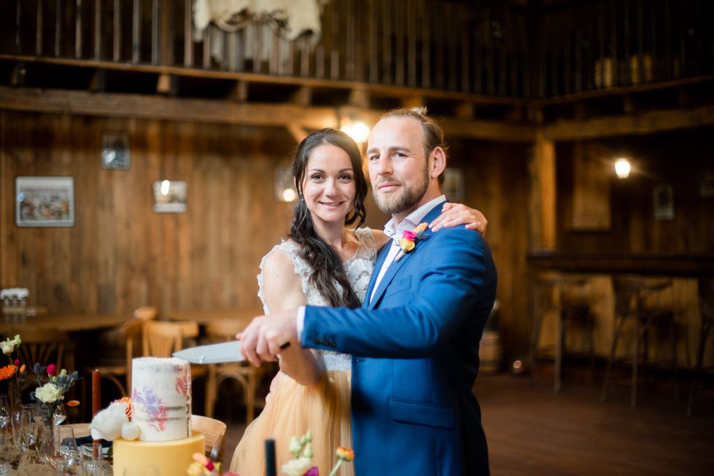 découpe du gâteau de mariage dans la salle de réception dans les Landes