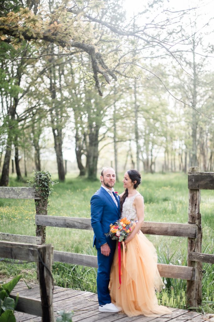 photo de couple de mariage dans un cadre naturel