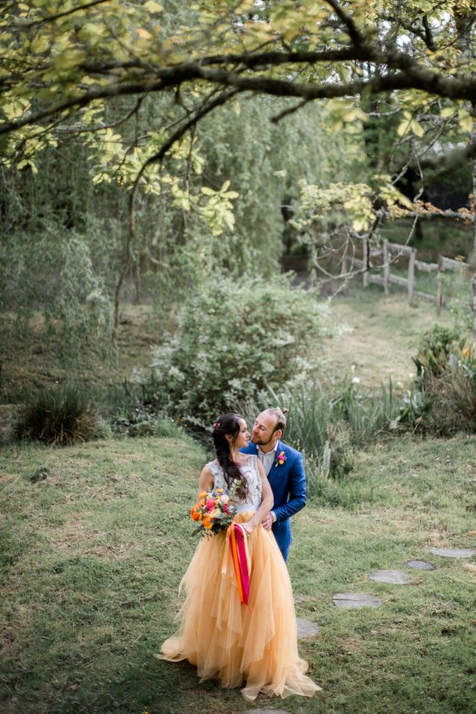 photo de couple de mariage dans un cadre naturel dans les Landes