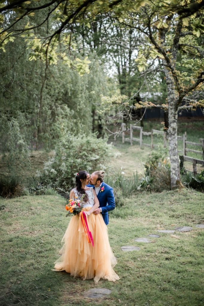 photo de couple de mariage dans un cadre naturel dans les Landes