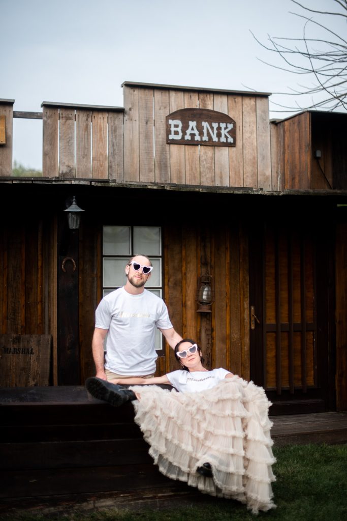 photo de couple chill lendemain de mariage ambiance western