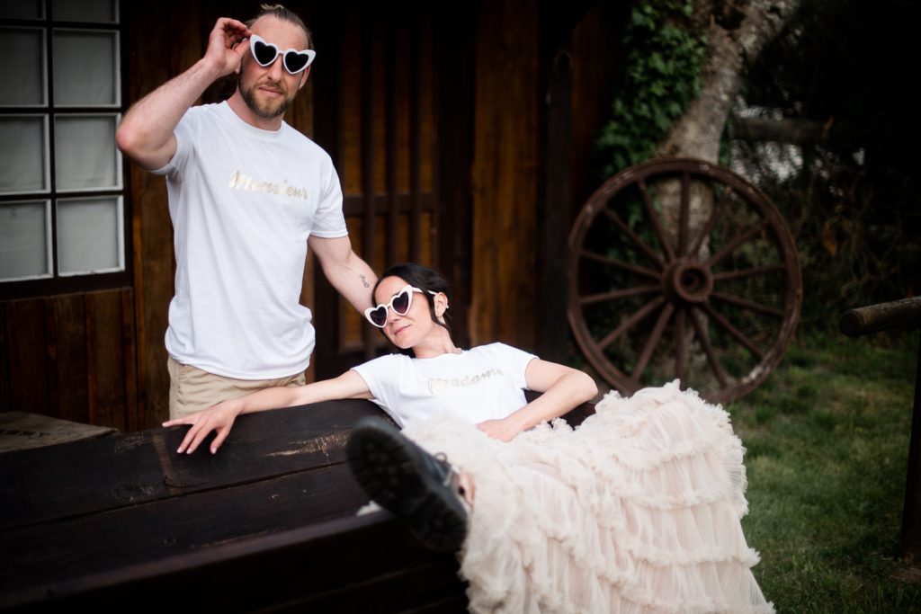 photo de couple chill lendemain de mariage ambiance western