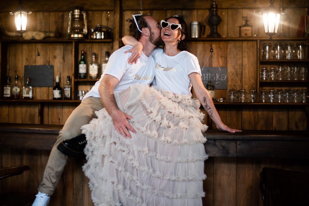 photo de couple chill lendemain de mariage ambiance western