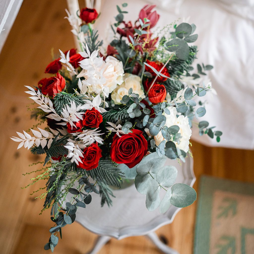 bouquet mariée hiver fleurs rouges et blanches eucalyptus mariage élégant
