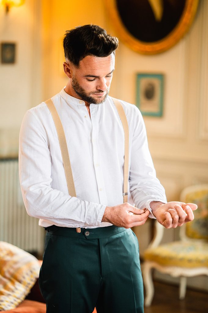 marié préparation bouton manchette tenue élégante mariage