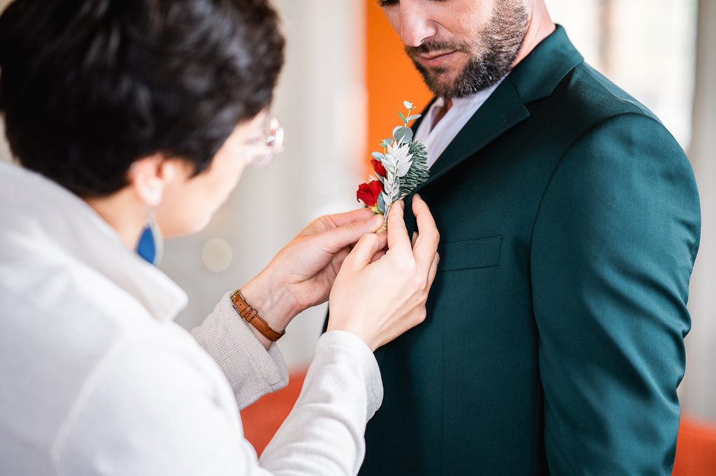 mise en place boutonnière marié costume vert mariage élégant