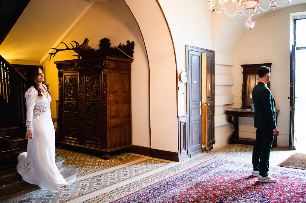 first look mariés château intérieur moment découverte émotion mariage