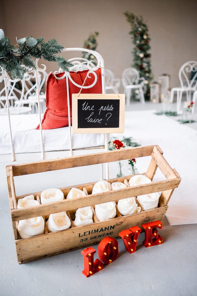 détail décoration mariage hiver panneau une petite laine ambiance chaleureuse Landes