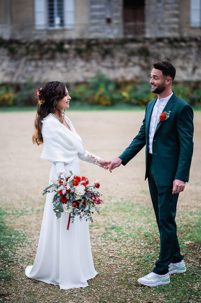 couple mariés extérieur château automne hiver Landes séance photo