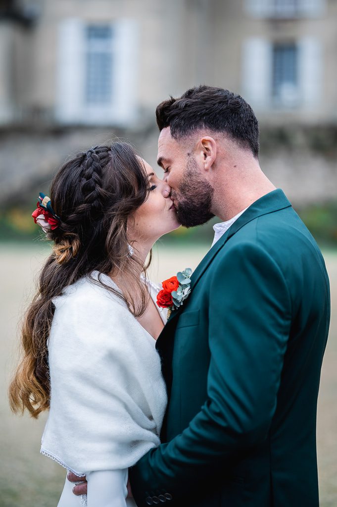 portrait couple mariés qui s’embrassent émotion mariage hiver Landes