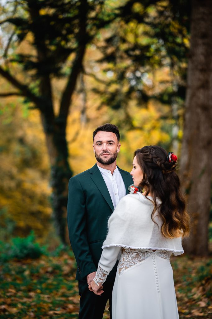 couple mariés en forêt automne séance photo mariage Landes ambiance naturelle