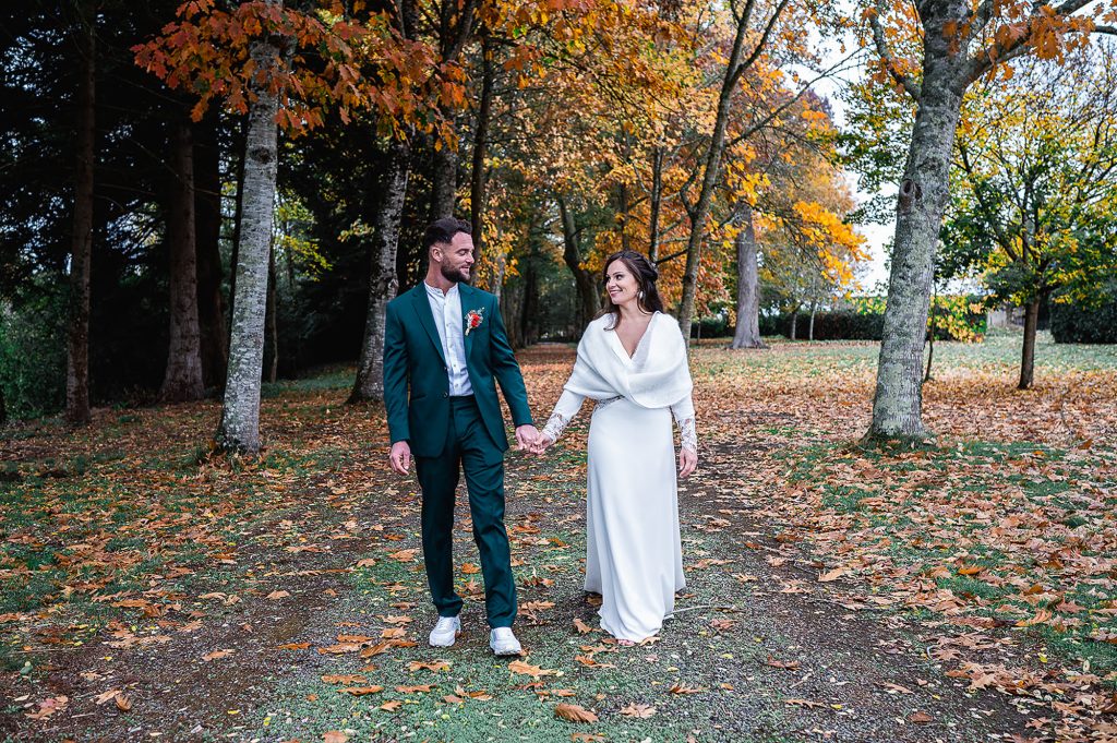 mariés marchant ensemble allée automnale séance couple mariage Landes