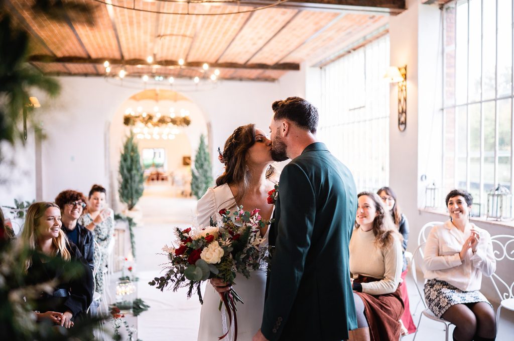 échange de baiser cérémonie laïque intérieur mariage hivernal Landes