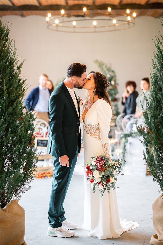 mariés qui s’embrassent allée cérémonie décoration florale hiver Landes