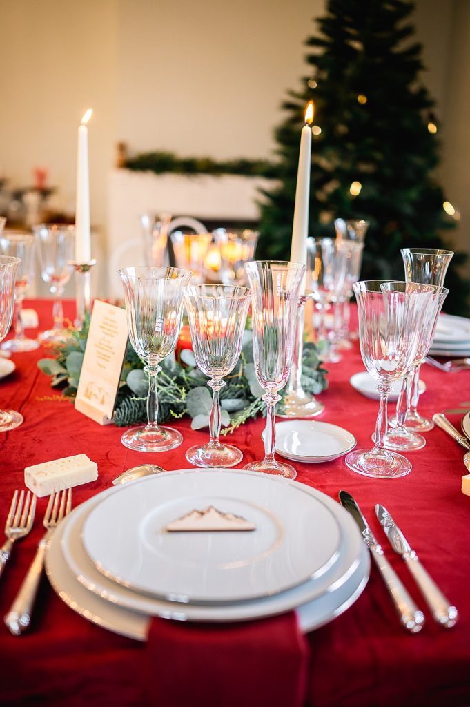 détail table mariage hiver bougies vaisselle élégante décoration Landes
