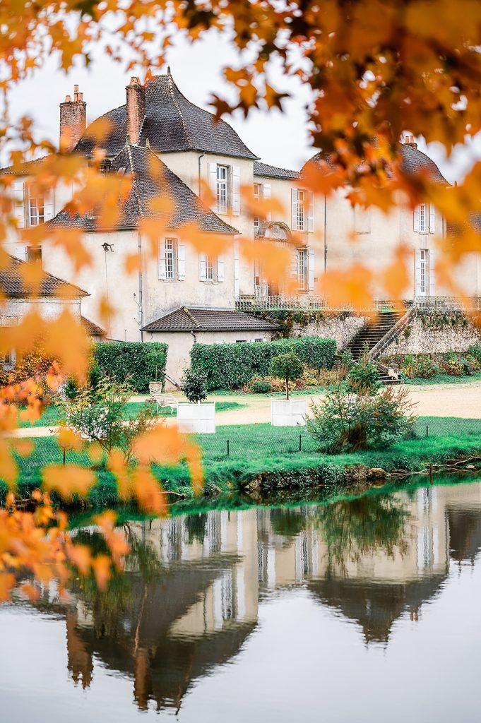 château mariage vu à travers feuillage automnal ambiance romantique