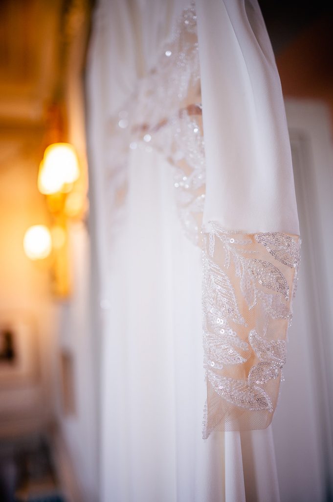 détail robe de mariée dentelle manche longue mariage hiver