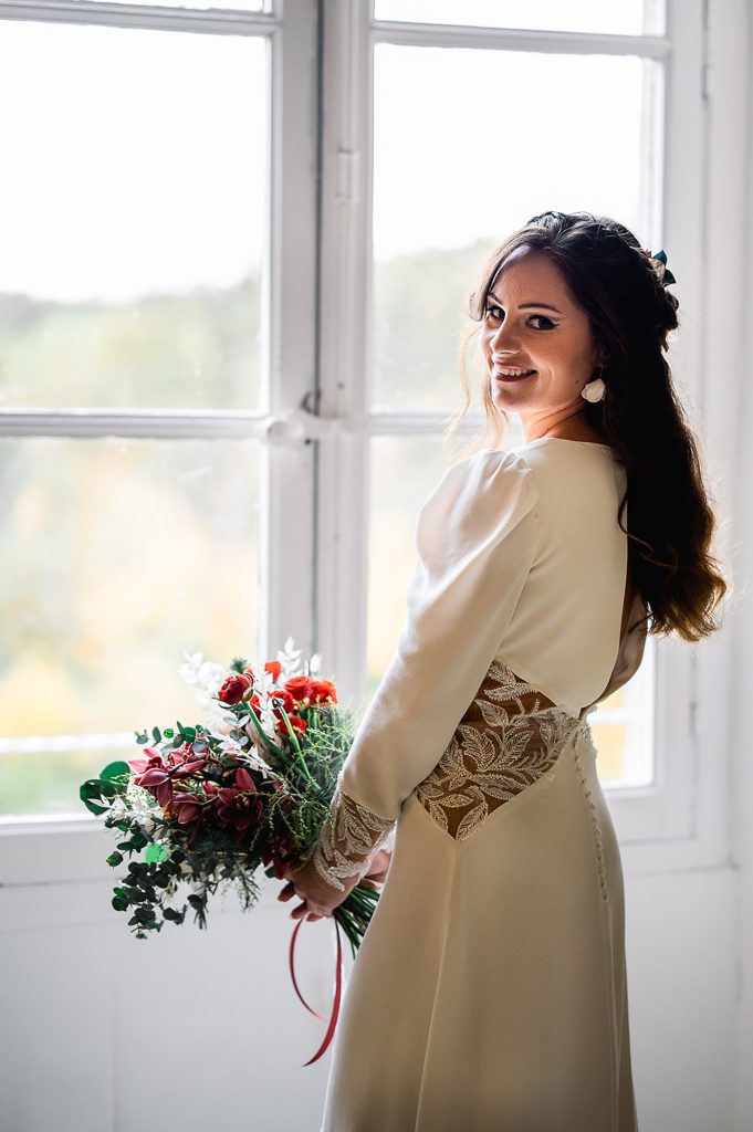 portrait mariée bouquet regard lumineux préparation mariage château