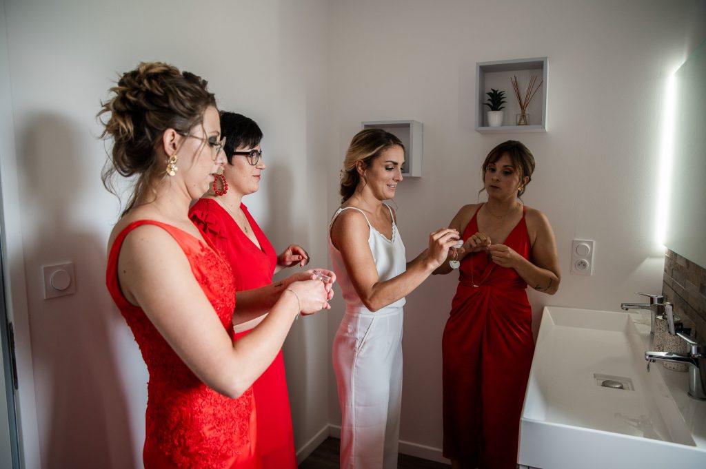 mariée et demoiselles d’honneur préparation bijoux salle de bain mariage Landes