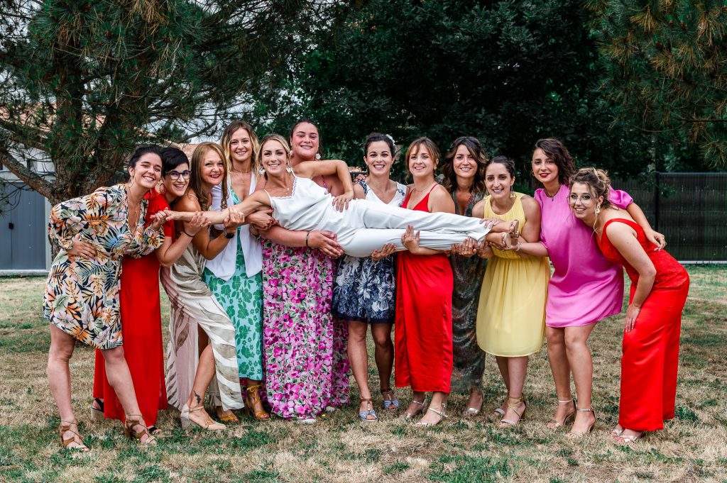 photo groupe mariée entourée amies robe blanche ambiance festive mariage Landes