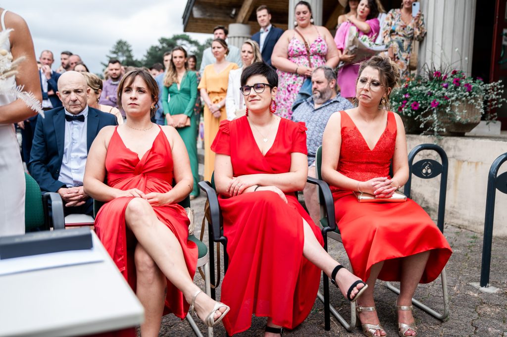 témoins de la mariées pendant la cérémonie civile